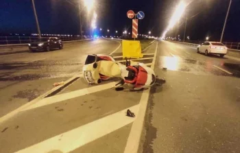 В Волжском Волгоградской области в ДТП пострадали мотоциклист и его 35-летний пассажир.